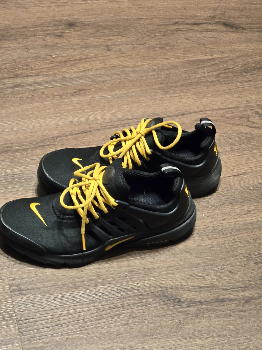 Nike Presto Black & Yellow Athletic Sneakers Size 7